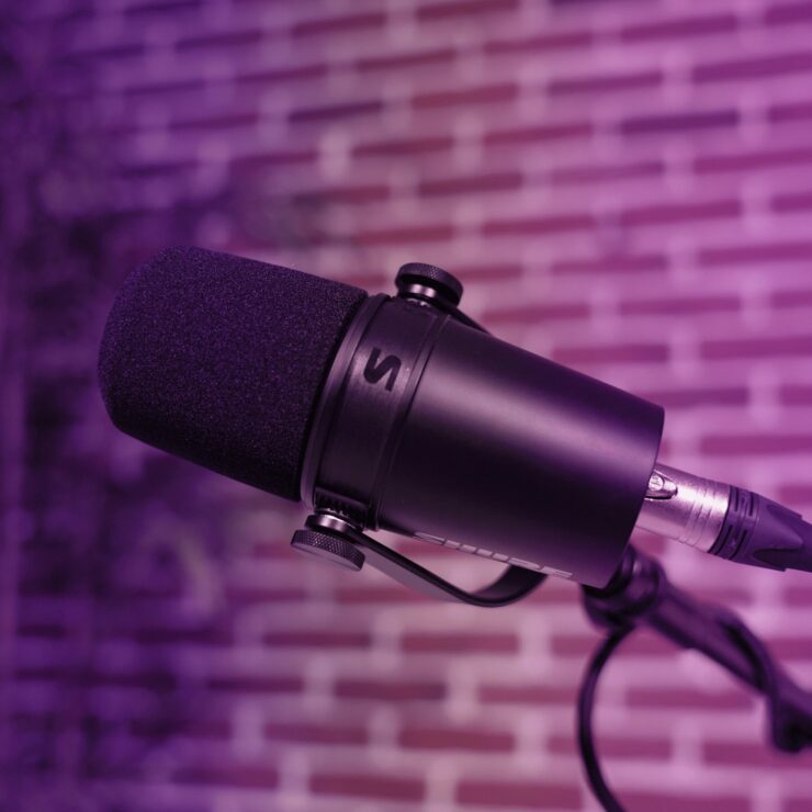 Microphone professionnel dans un studio de podcast