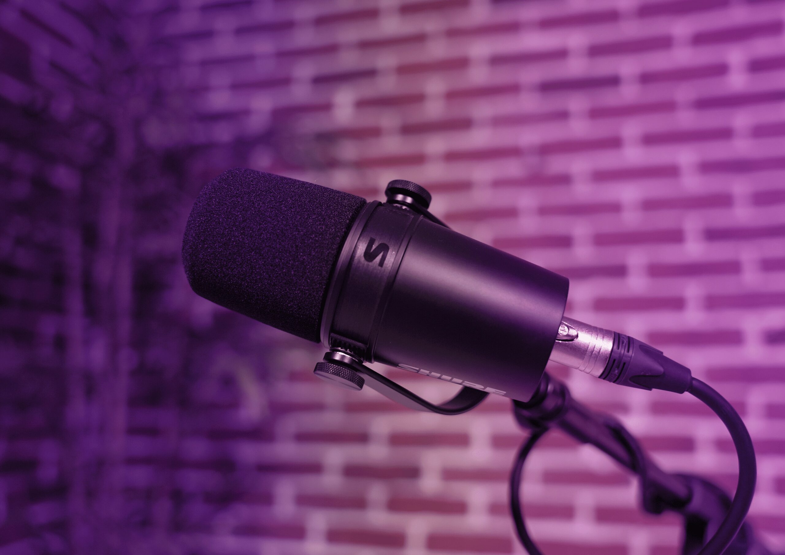 Microphone professionnel dans un studio de podcast