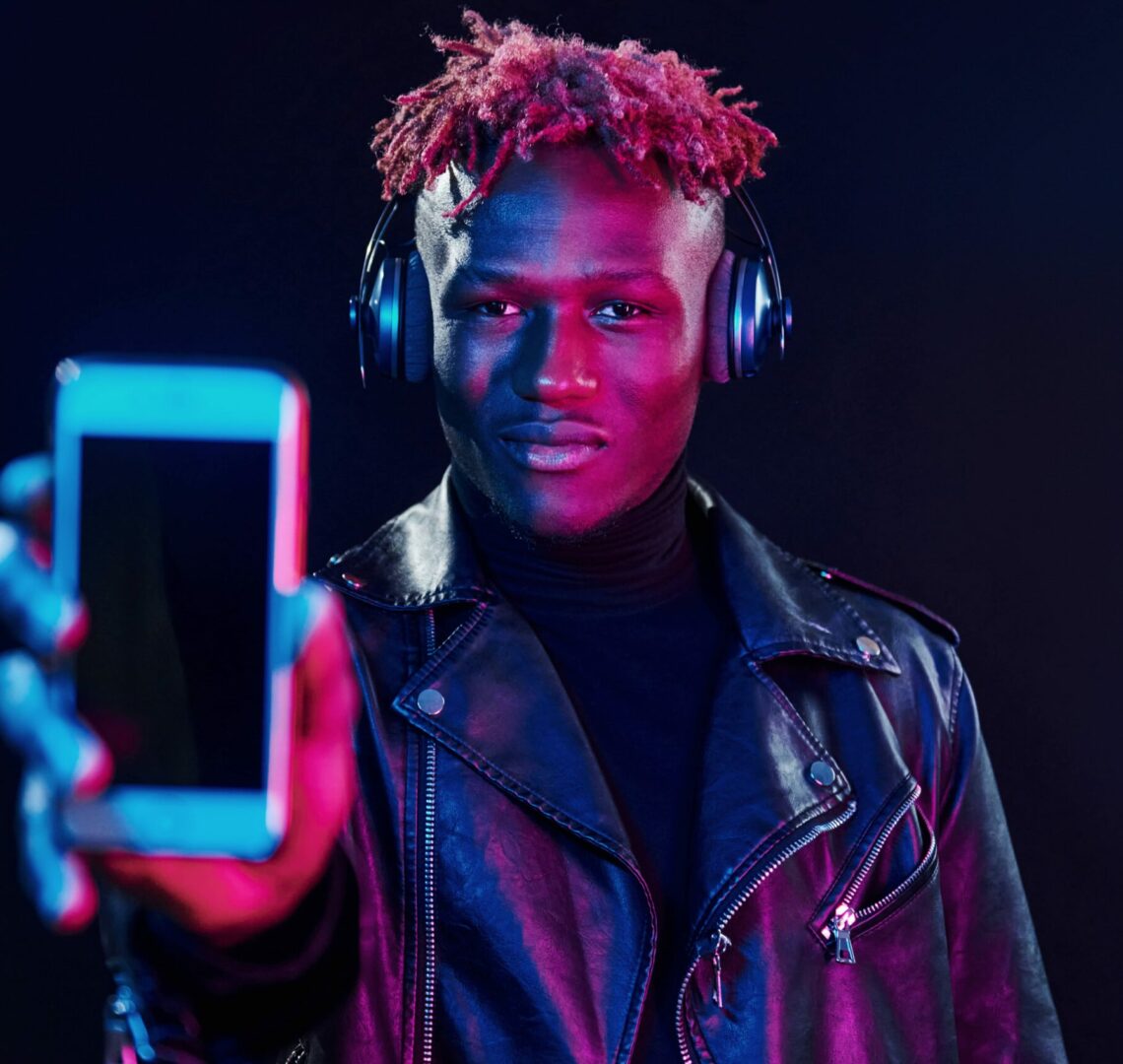 Un homme qui tient le téléphone dans sa main aUn homme qui tient le téléphone dans sa main