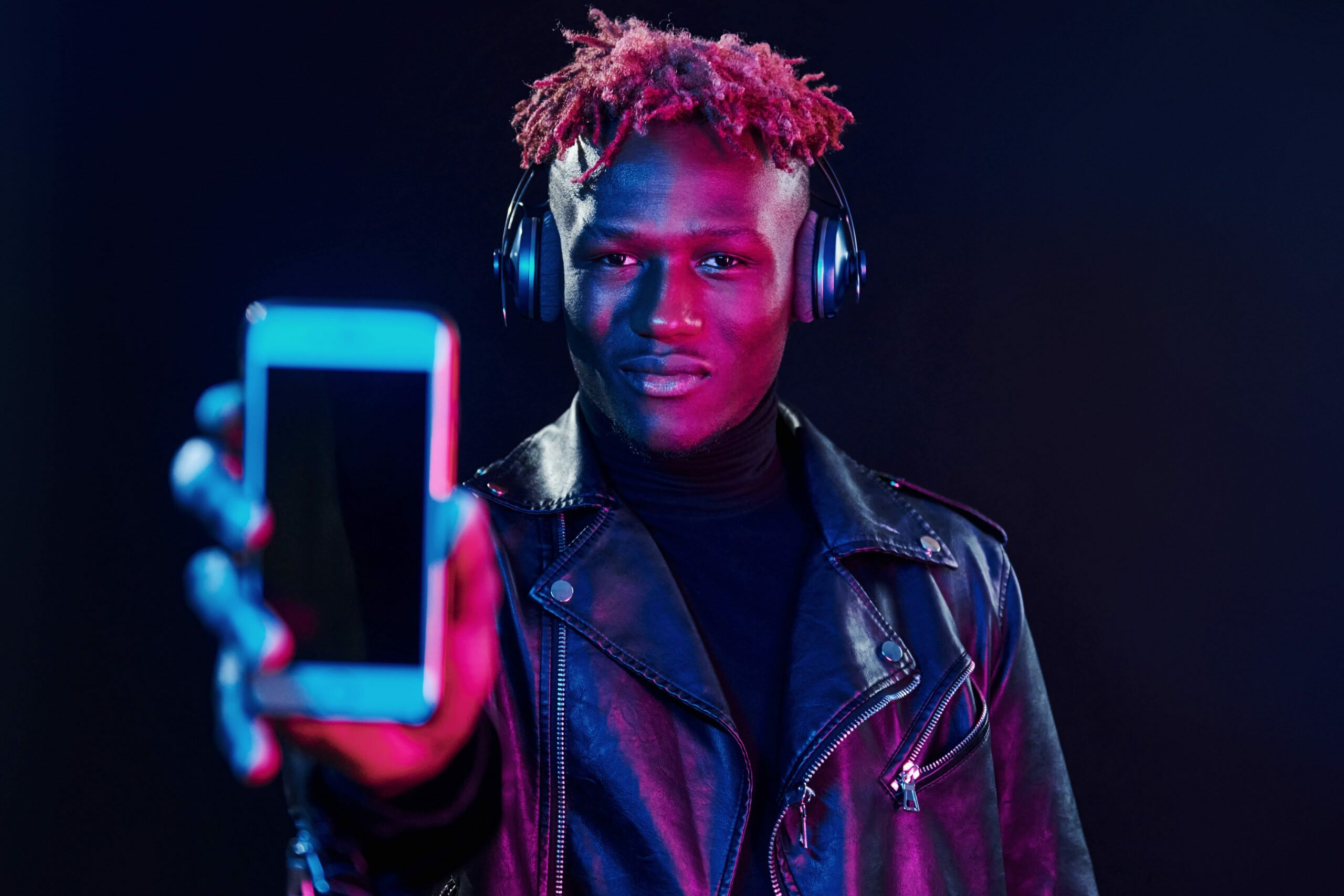 Un homme qui tient le téléphone dans sa main aUn homme qui tient le téléphone dans sa main