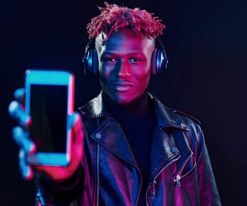 Un homme qui tient le téléphone dans sa main aUn homme qui tient le téléphone dans sa main